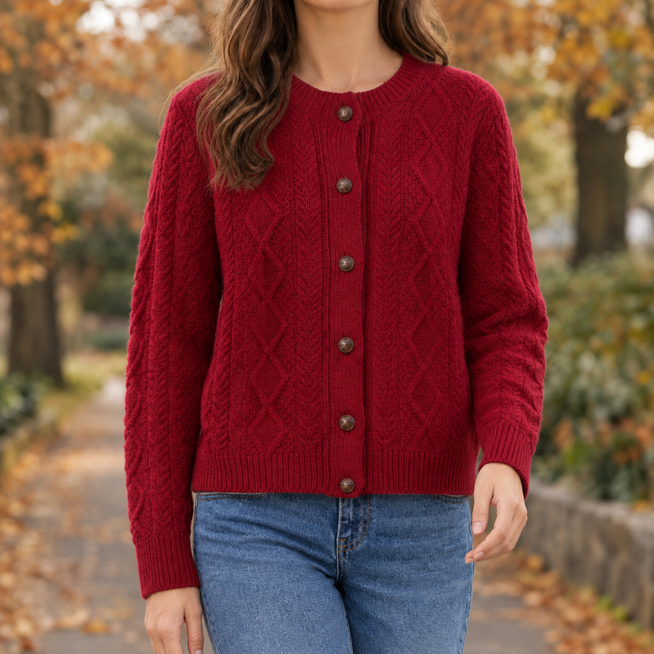 Seitenansicht der salbeigrünen Damen-Strickjacke mit Zopfmuster