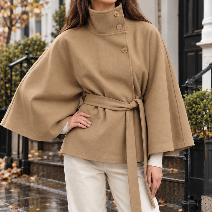 Damen-Capejacke als vielseitiges Outfit für stilvolle Looks
