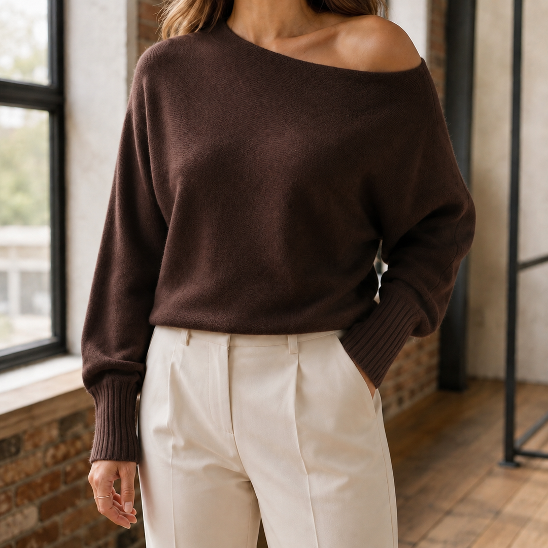 Asymmetrischer schulterfreier Damenpullover in der Gesamtansicht