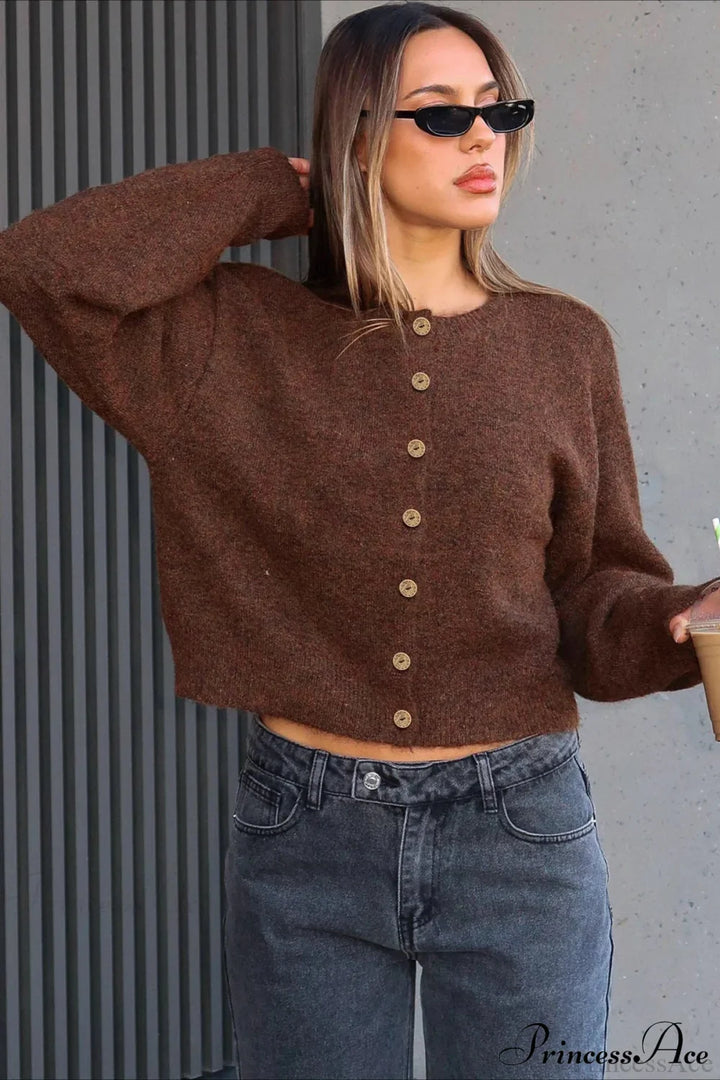 Damen Strickjacke mit Knopfleiste und Rundhalsausschnitt in Vorderansicht
