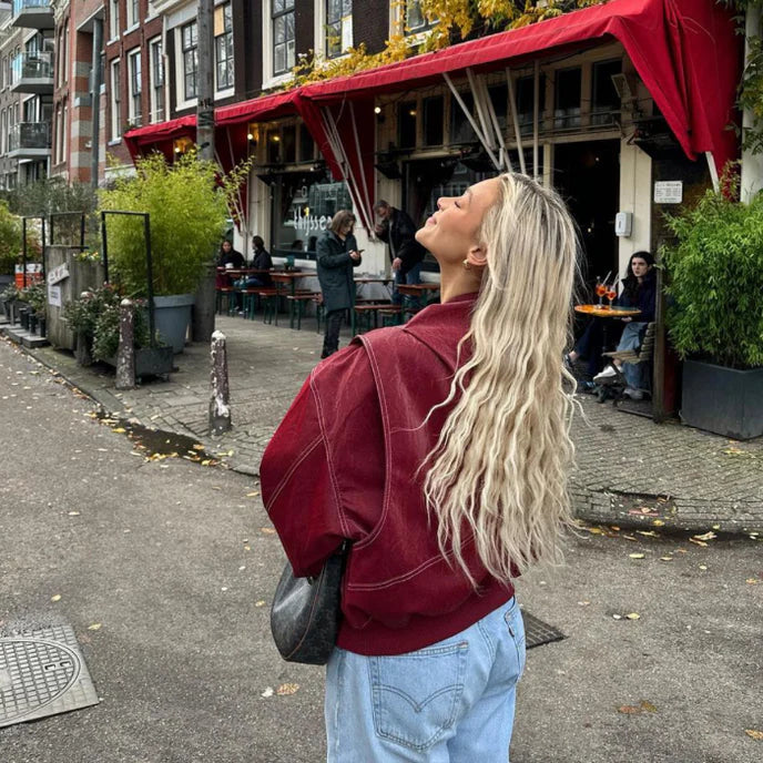 Damen-Lederjacke in Rot als lässiges Modeoutfit