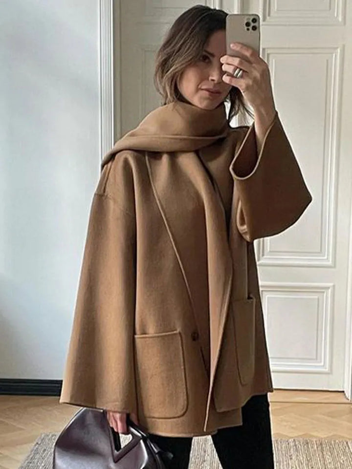 Elegantes Damen-Outfit mit Schal und Oberteil in Camel