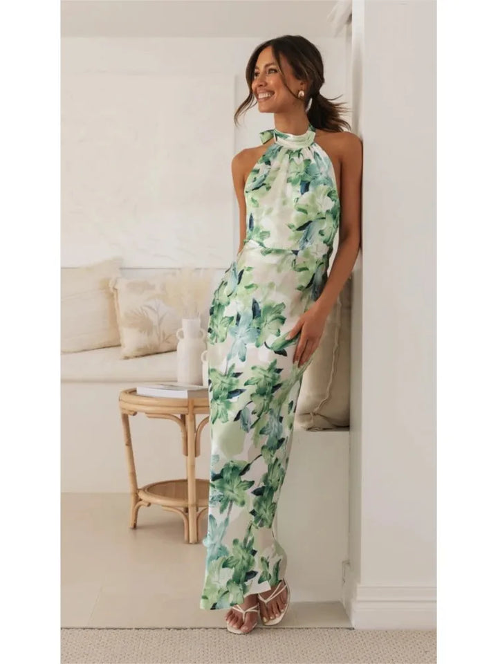 Detailansicht des Neckholder-Maxikleids mit Blumenprint und leichtem Stoff