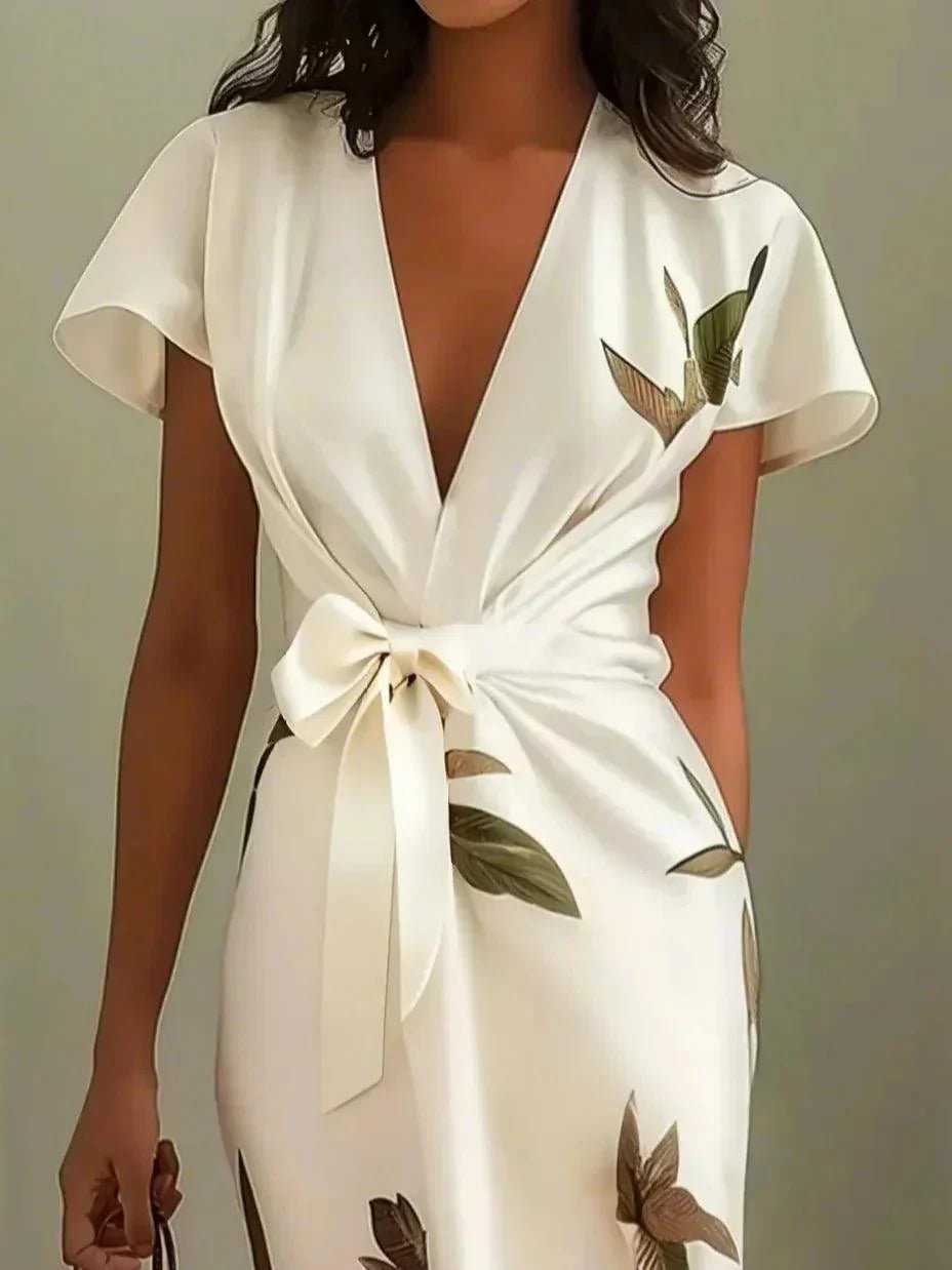 Nahaufnahme des Blumenprints am Damen Wickel Midikleid