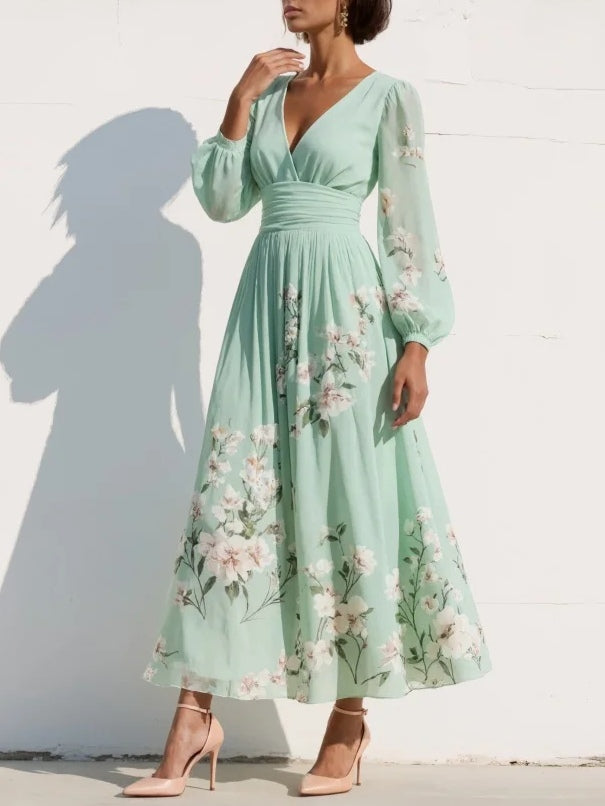 Grünes Midikleid mit Blumenmuster und V-Ausschnitt in Seitenansicht