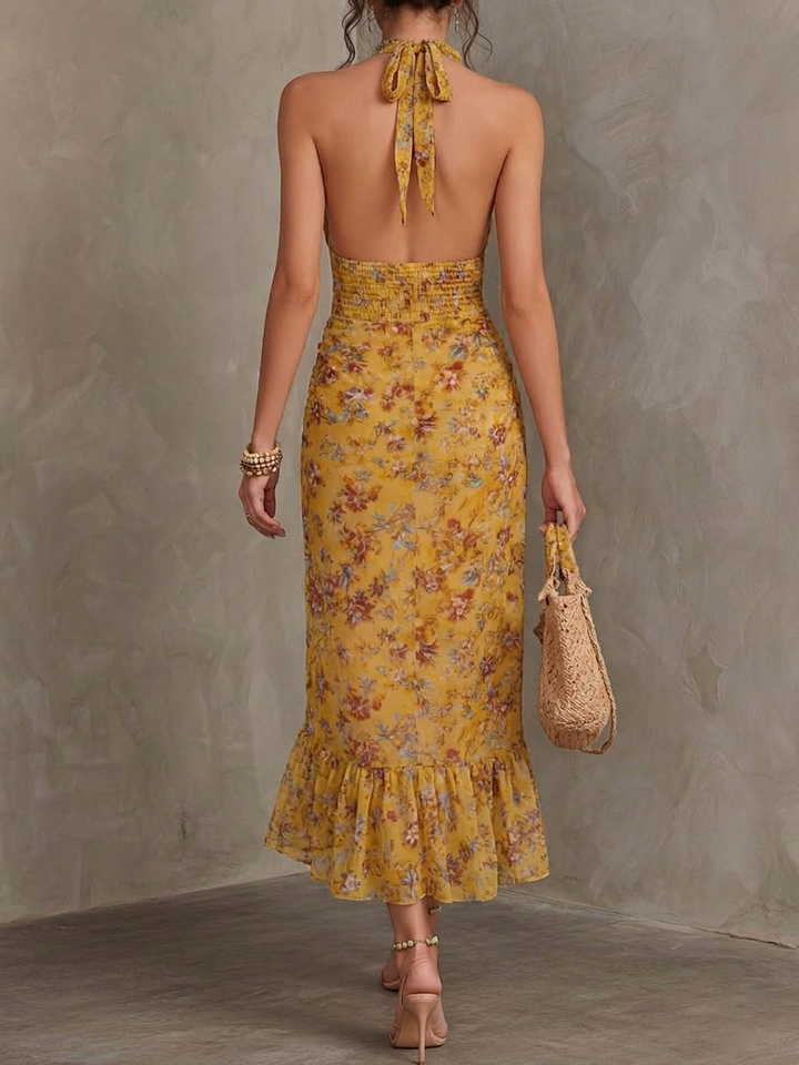 Gelbes Midikleid mit floralem Muster und Neckholder in seitlicher Ansicht
