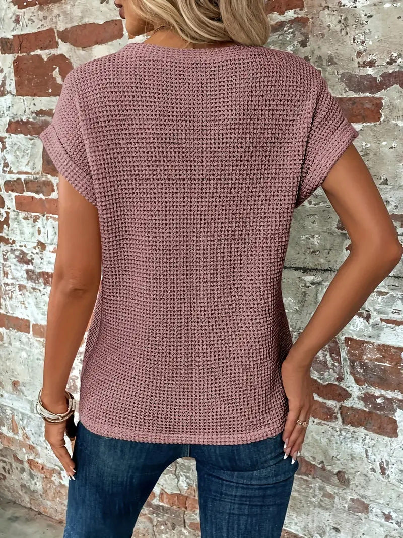 Nahaufnahme des Rundhalsausschnitts am strukturierten Damen Pullover
