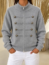 Damen-Strickjacke als elegantes Kleidungsstück für mehrere Outfits