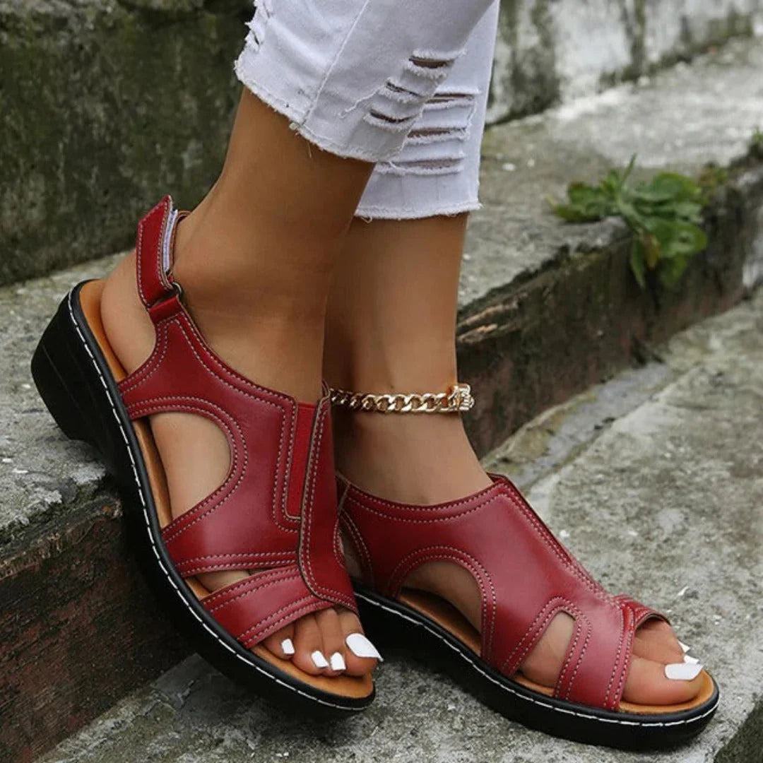 Seitliche Ansicht der Damen Keilsandalen mit Keilabsatz