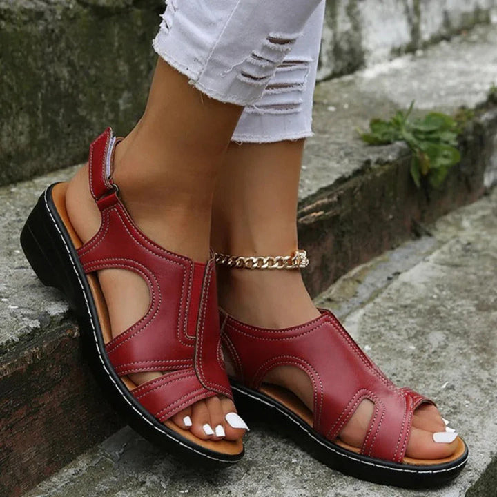 Seitliche Ansicht der Damen Keilsandalen mit Keilabsatz