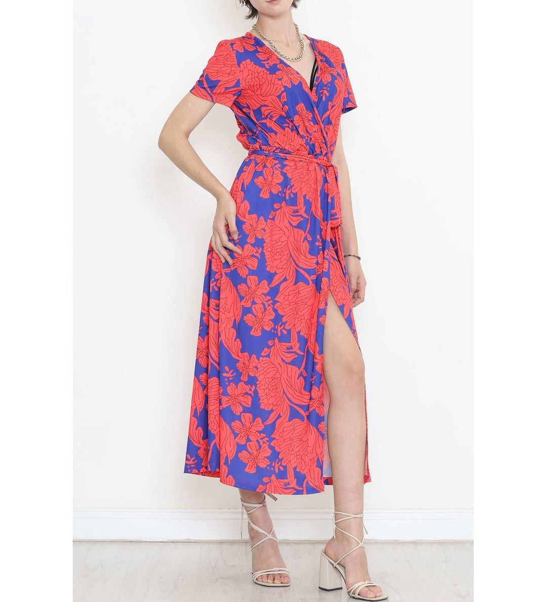 Maxi dress with artistic print and tie belt