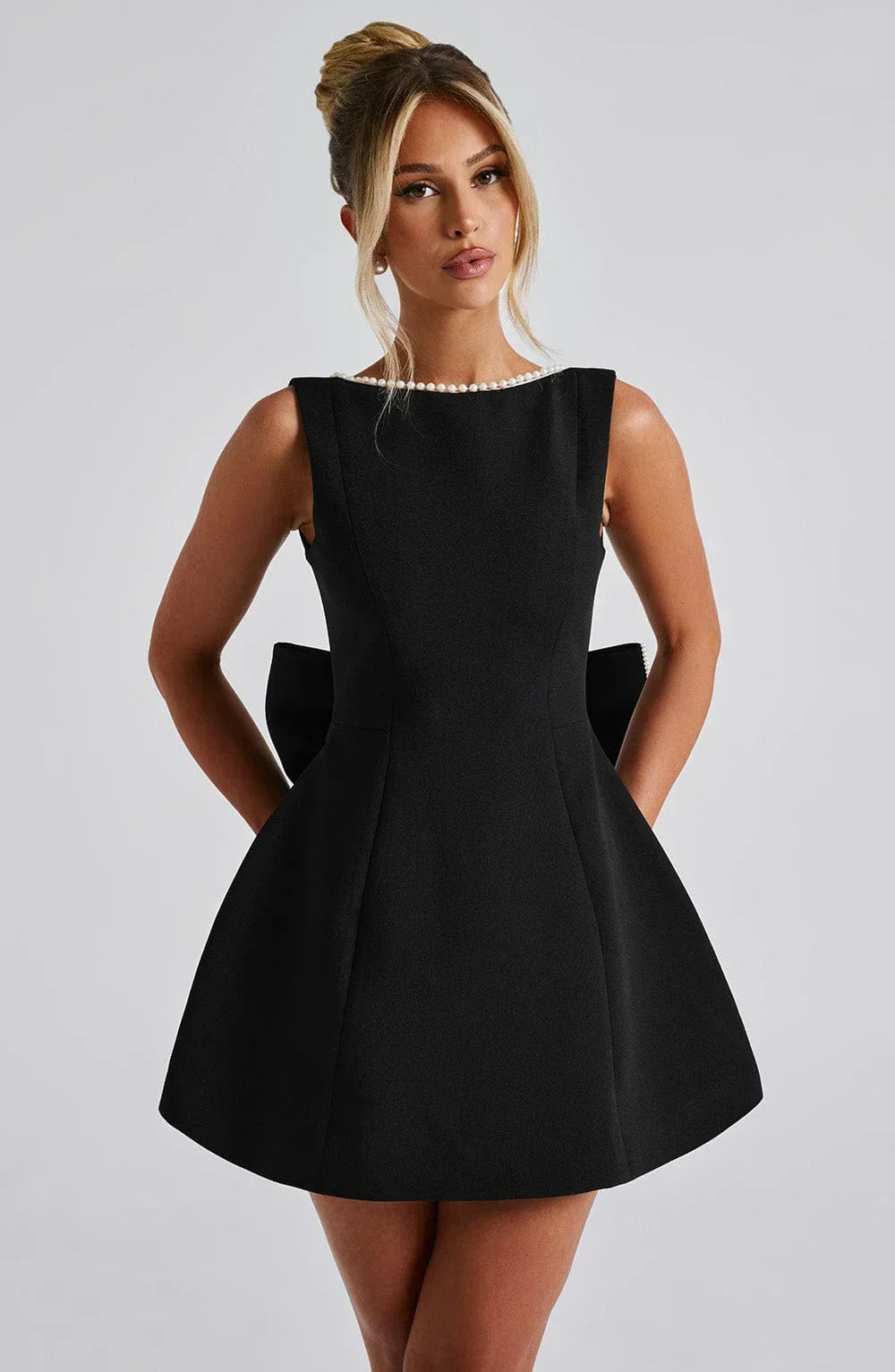 Cocktailkleid für Damen mit Schleifenrücken