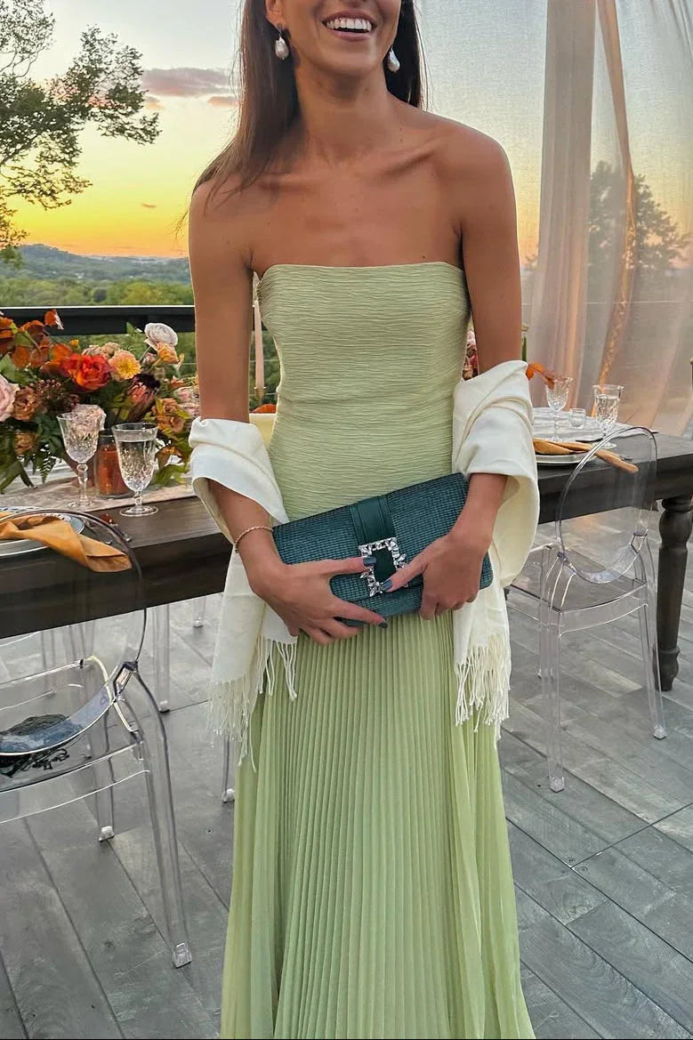 Detailansicht des plissierten Oberteils am trägerlosen Damen-Maxikleid