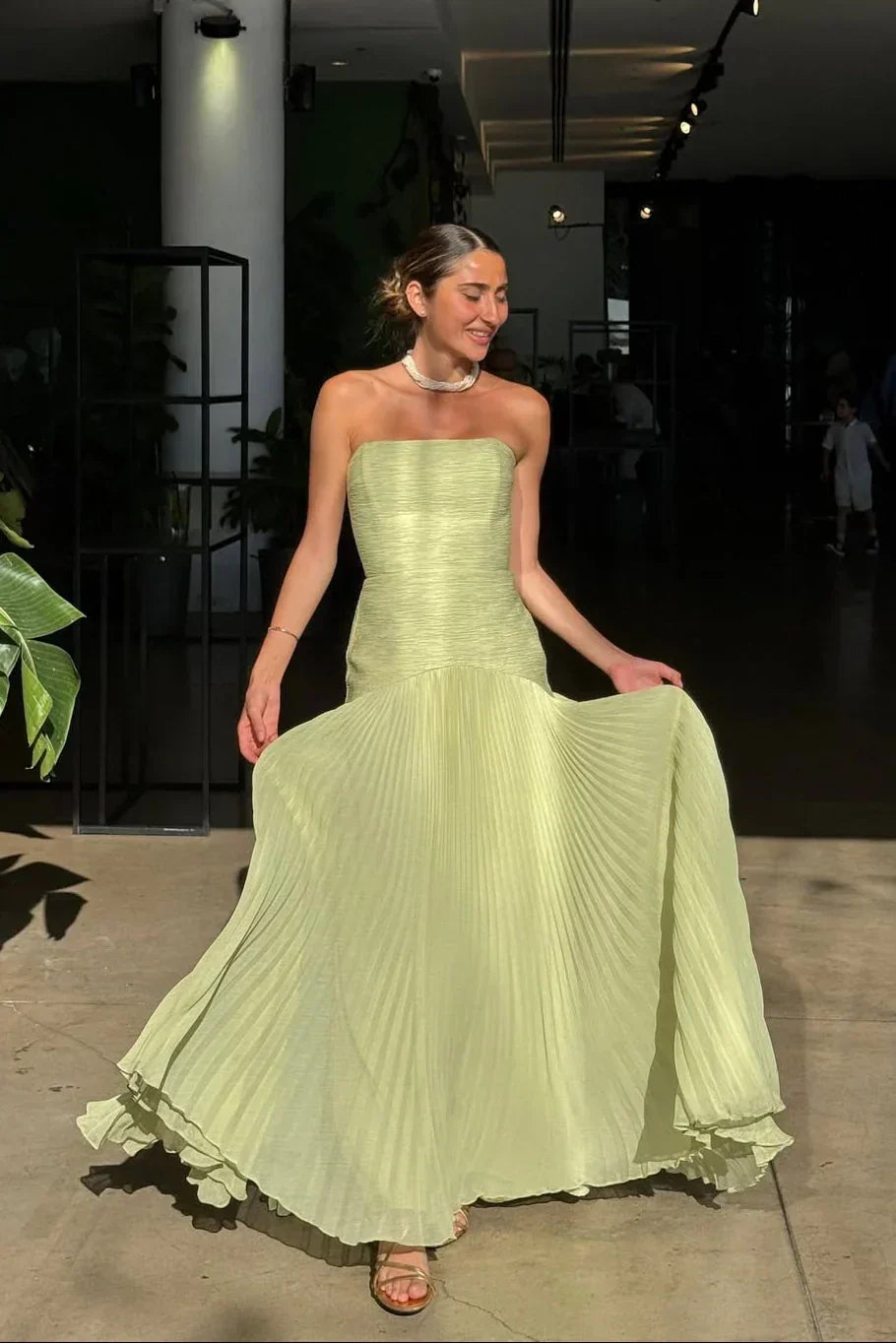 Rückansicht des trägerlosen Damenkleids mit langer, eleganter Silhouette