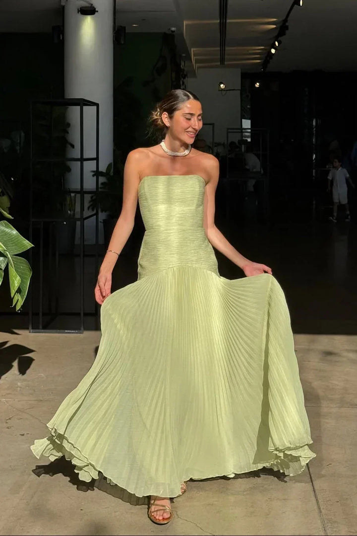 Rückansicht des trägerlosen Damenkleids mit langer, eleganter Silhouette