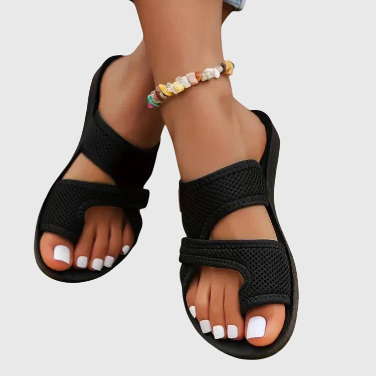 Damen Sandalen mit Kontursohle und Riemen in seitlicher Ansicht