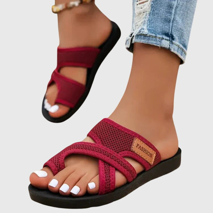 Damen Sandalen mit Riemen und profilierter Kontursohle im Detail