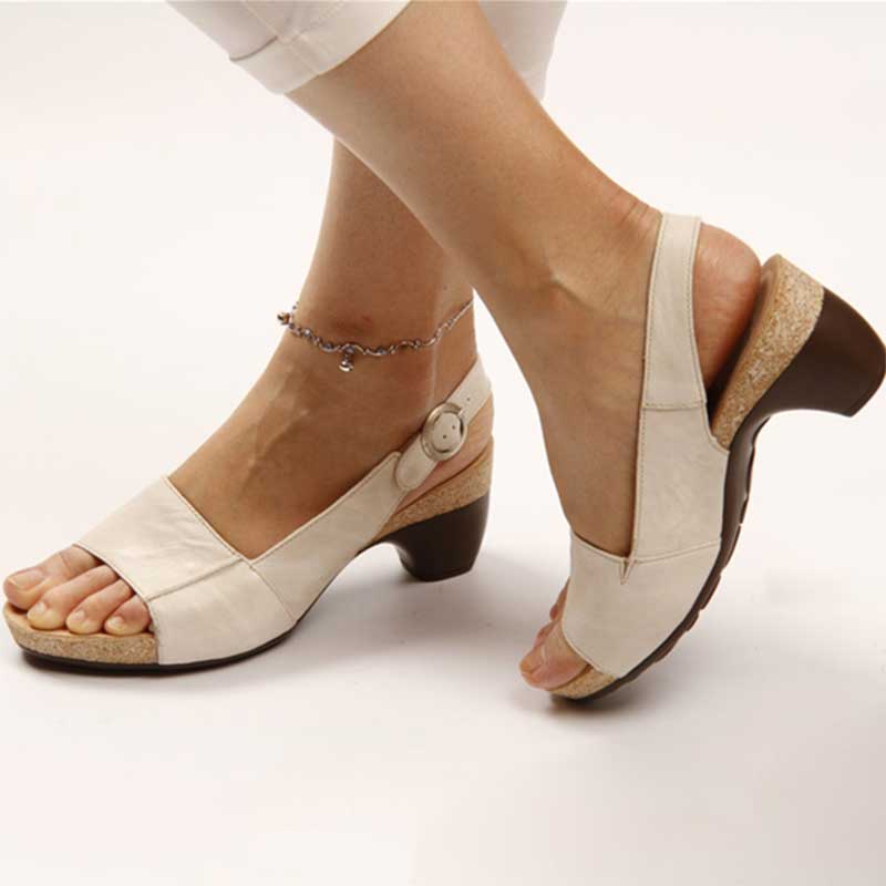 Orthopädische Damen Sandalen mit Absatz und bequemer Passform in Frontansicht