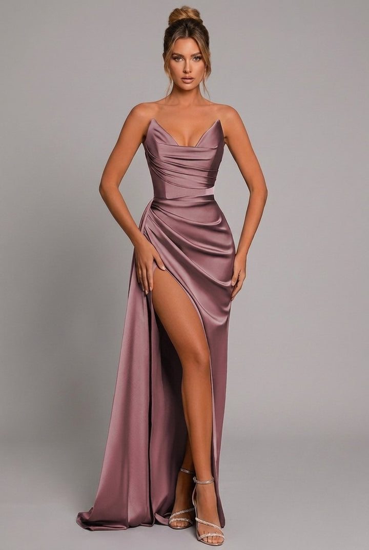 Detailaufnahme der Raffungen am Damen-Maxikleid