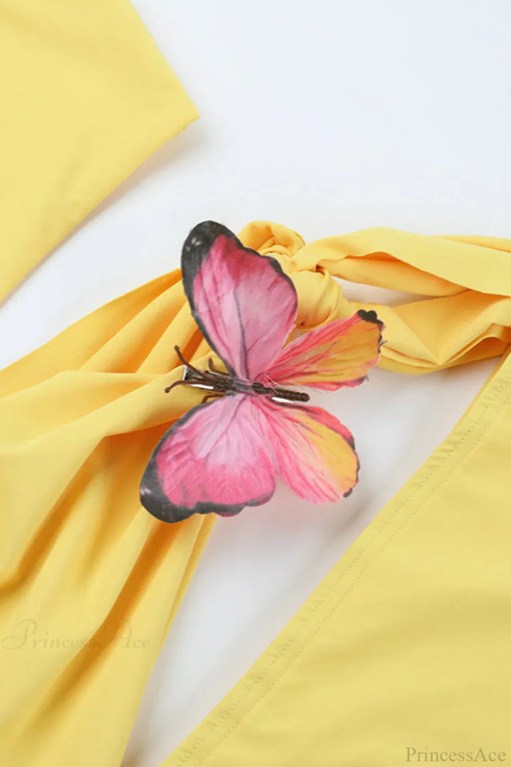 Rückansicht eines Damen Minikleids mit One-Shoulder-Schnitt und figurbetonter Silhouette