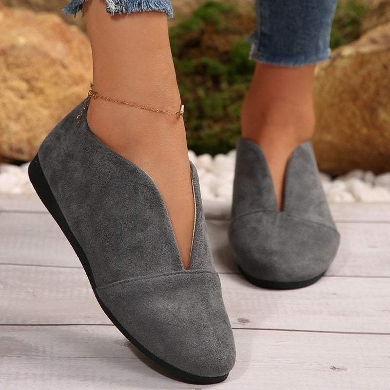 Nahaufnahme von Damen Slippern mit V-Ausschnitt