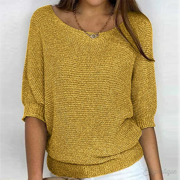 V-Ausschnitt und Halsbereich des Damen-Feinstrickpullovers im Detail
