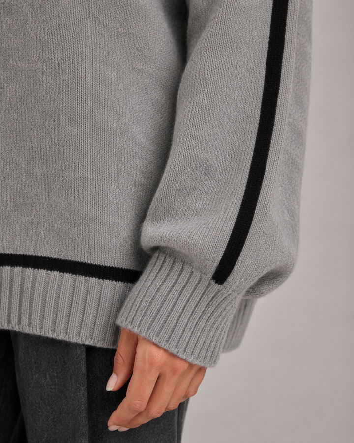 Seitliche Ansicht des locker geschnittenen Oversize-Pullovers