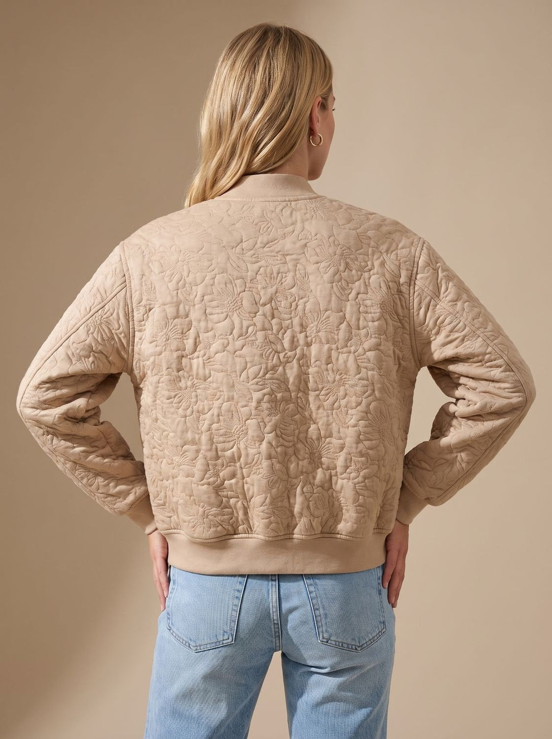 Damen-Steppbomberjacke in Beige mit Blumenmuster und praktischen Fronttaschen