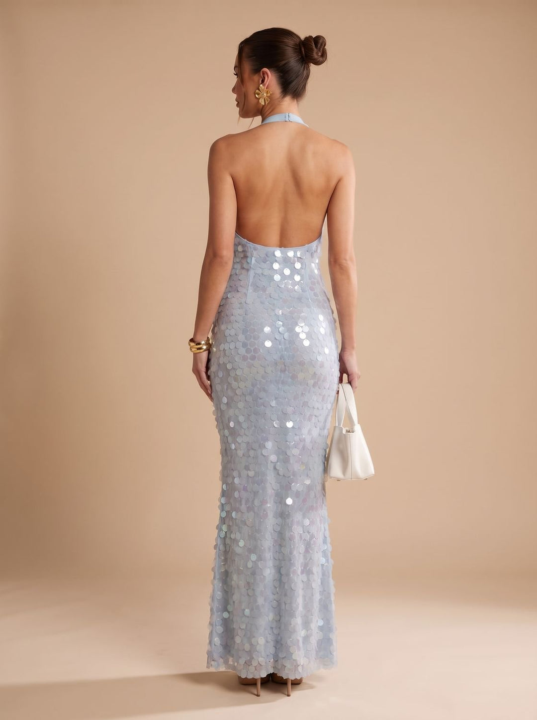 Glitzernde Pailletten auf dem blauen Maxikleid für festliche Anlässe
