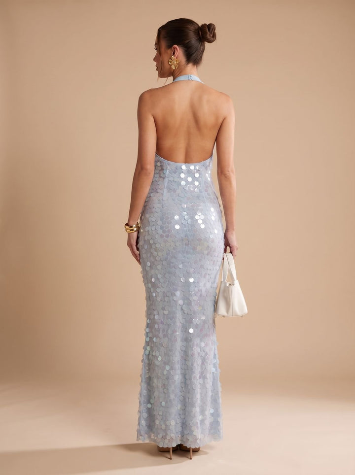 Glitzernde Pailletten auf dem blauen Maxikleid für festliche Anlässe