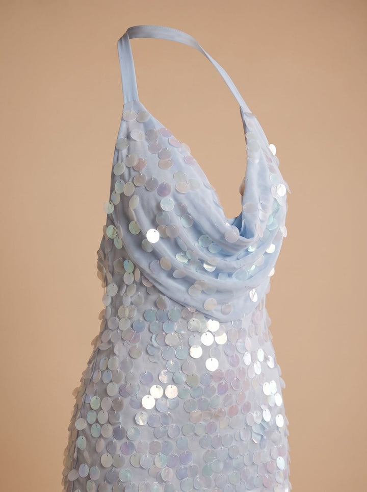 Rückansicht des blauen Damen-Maxikleids mit Neckholder-Design