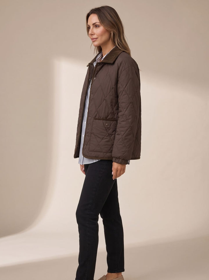 Damen-Steppjacke mit geschlossenem Druckknopfverschluss von vorn