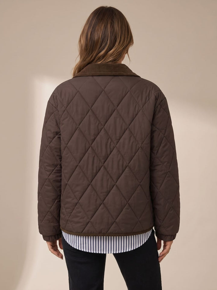 Detailaufnahme des Cordkragens an der Damen-Steppjacke
