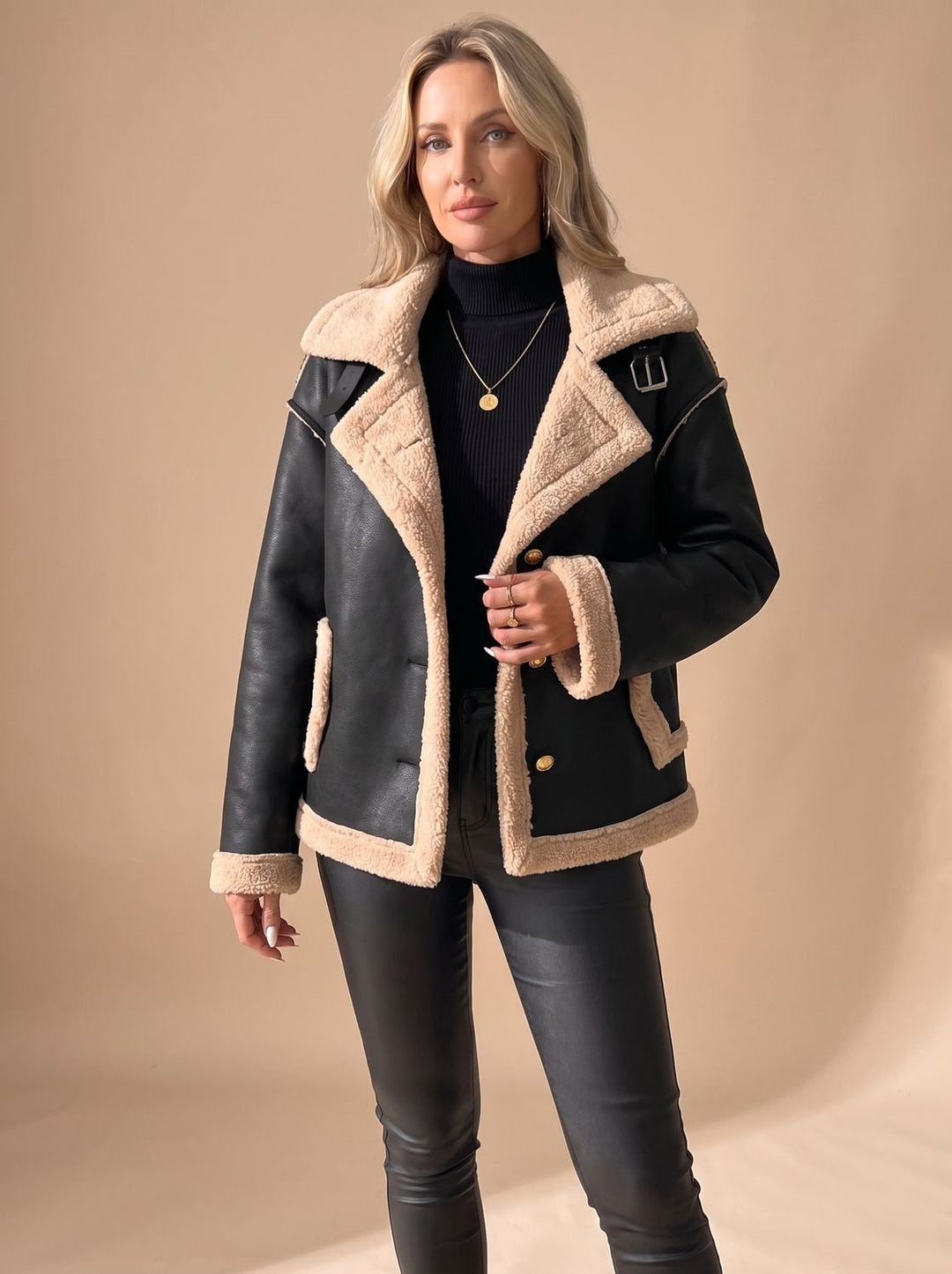 Gefütterte Kunstlederjacke mit kuscheligem Sherpa-Kragen