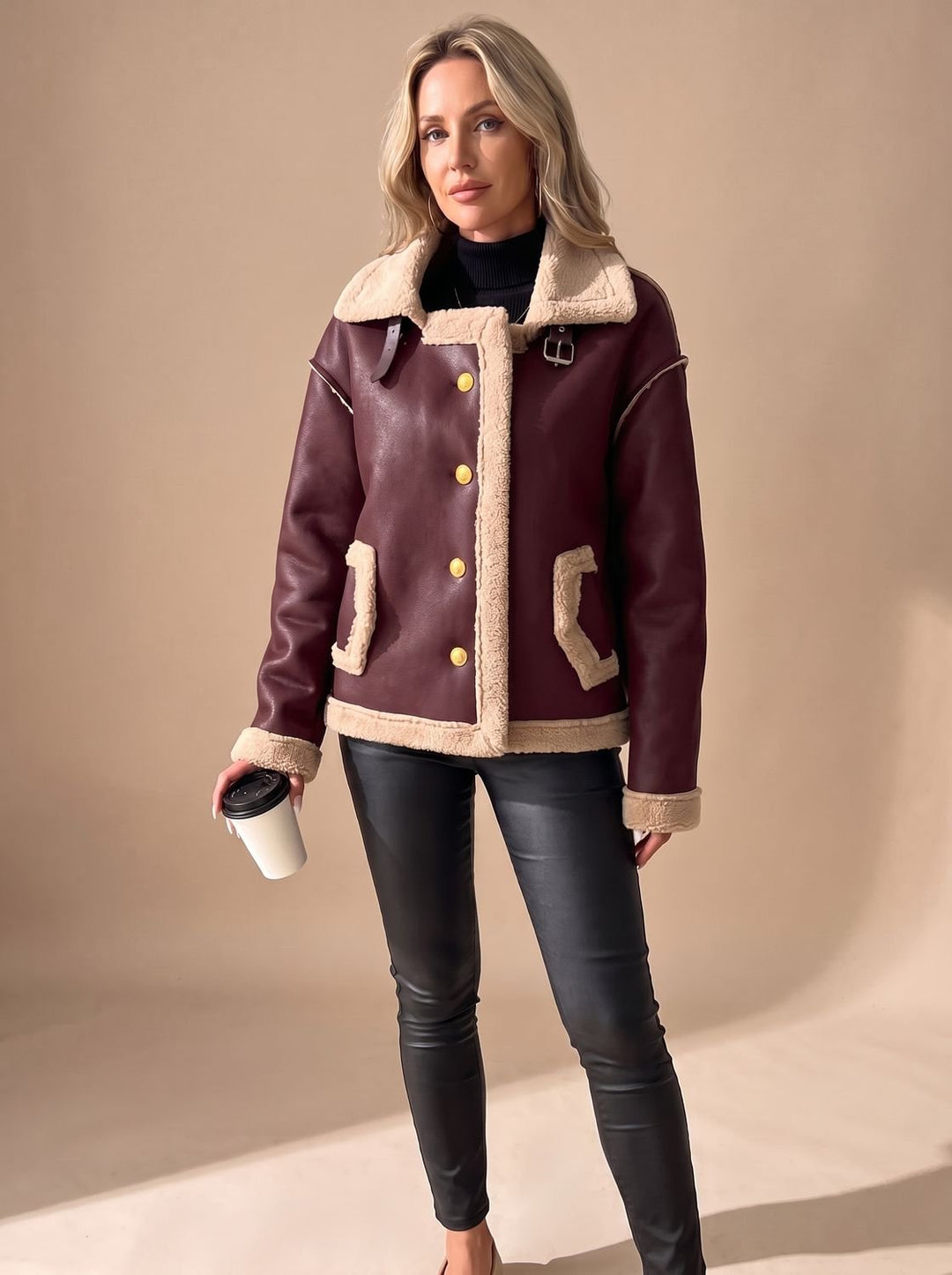 Detailansicht des Sherpa-Futters an der Damen-Aviatorjacke