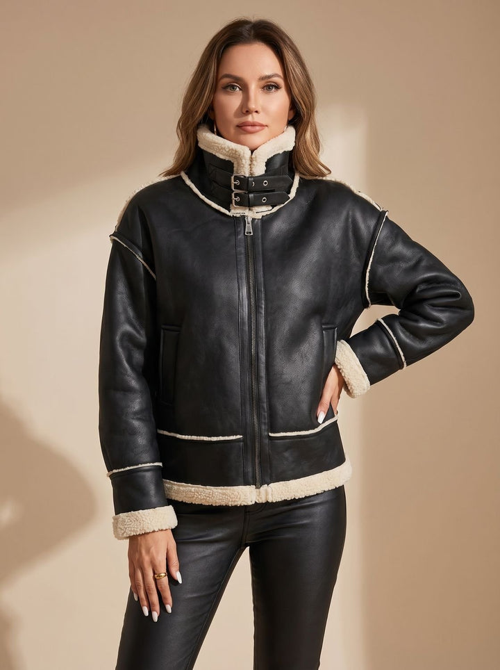 Damen-Fliegerjacke aus Kunstleder mit Sherpa-Futter in der Frontansicht