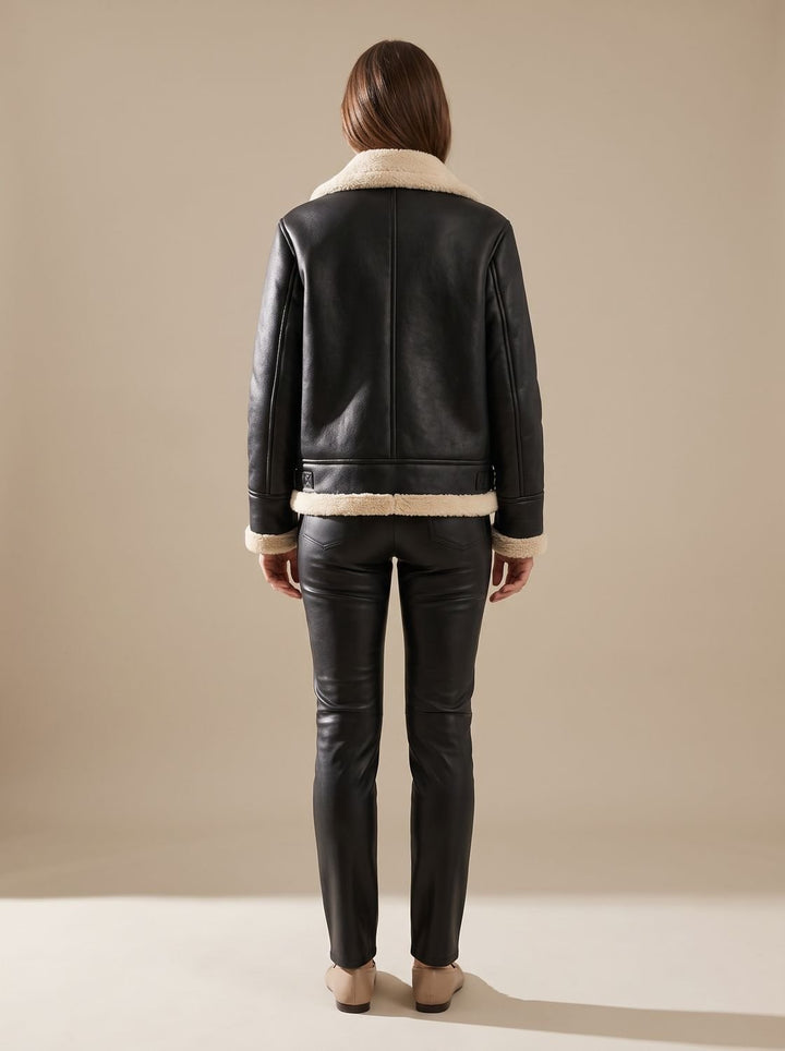 Damen-Fliegerjacke aus Kunstleder in einer seitlichen Ansicht