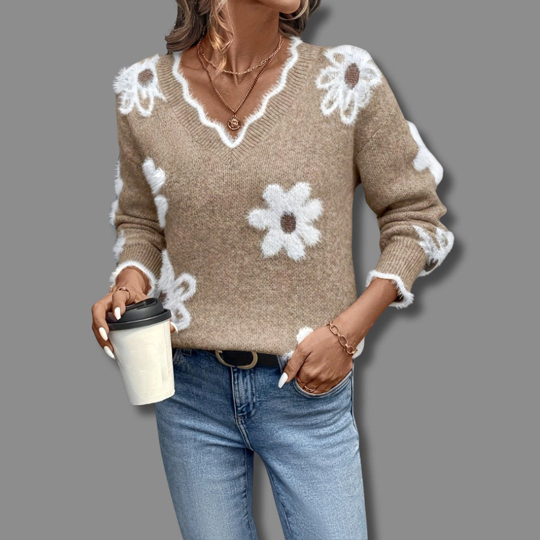 Strukturmuster mit Blumenoptik auf dem Damenpullover