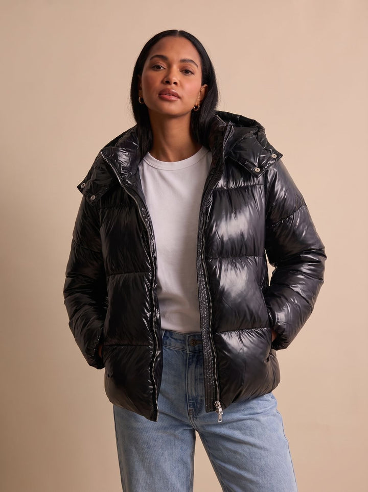 Glänzende Damen-Pufferjacke mit gesteppter Struktur und praktischer Kapuze