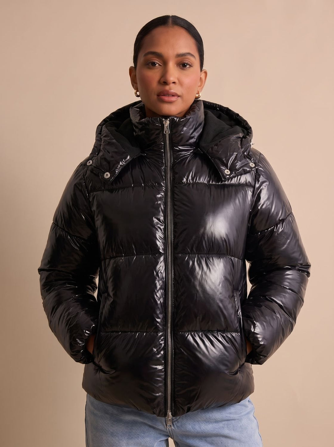 Damenjacke mit Kapuze und voluminöser Steppung für warme Winterlooks
