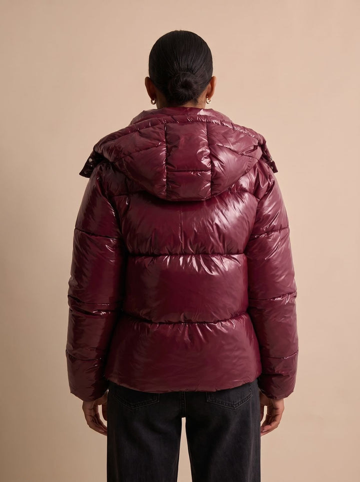 Rückansicht der warmen Damen-Steppjacke mit Kapuze und gesteppter Oberfläche