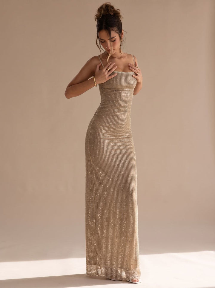 Goldenes Maxikleid mit schmalen Spaghettiträgern für Weihnachtsfeiern
