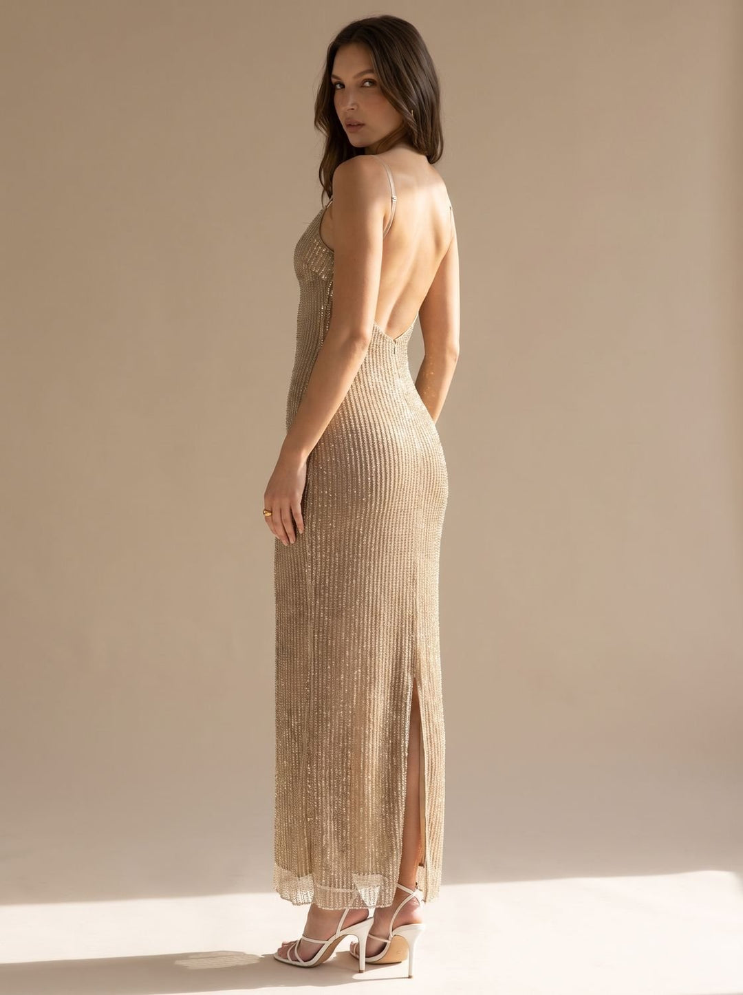 Damen-Maxikleid in Gold mit funkelndem Glitzereffekt und Spaghettiträgern