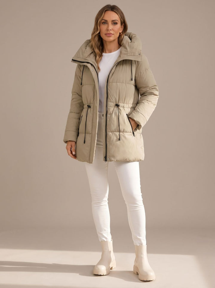 Damen-Steppjacke mit Kapuze und gesteppter Oberfläche in der Vorderansicht