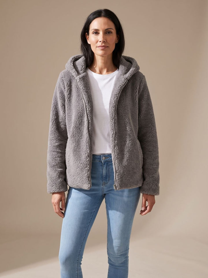 Vorderansicht einer kuscheligen Damenjacke aus Teddyfleece