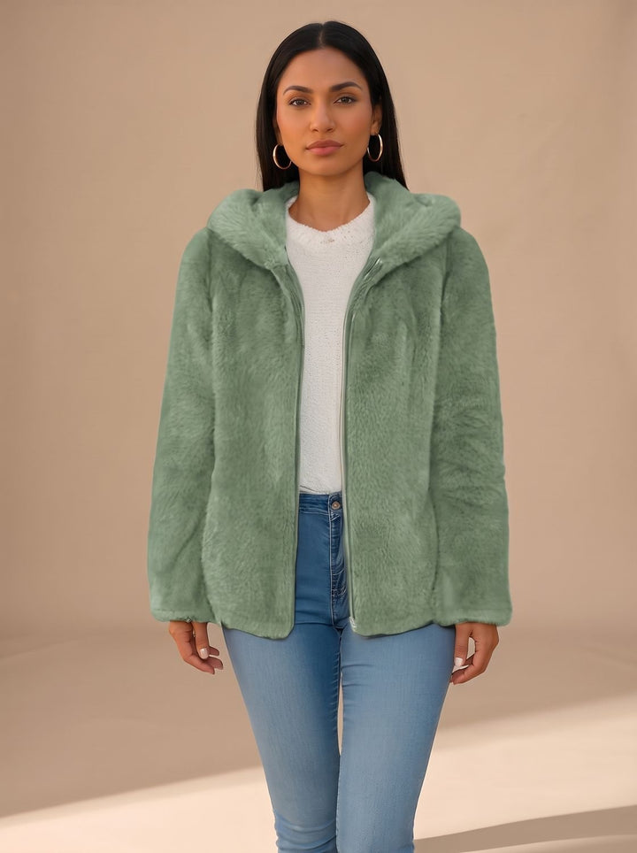 Detailansicht der Kapuze und des Reißverschlusses der Teddyfleece-Jacke
