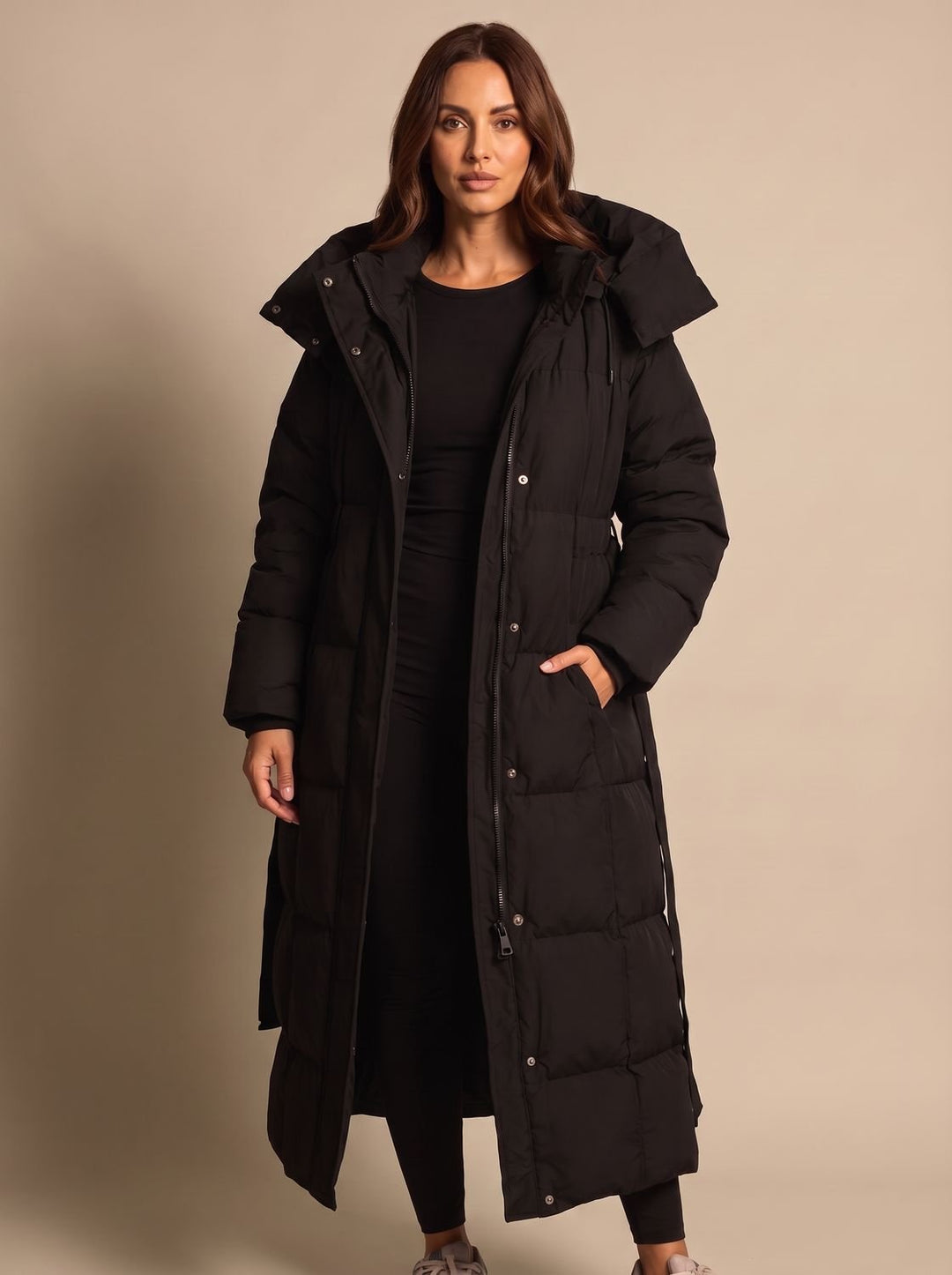 Langer Damen-Steppmantel mit praktischer Kapuze und taillierendem Gürtel