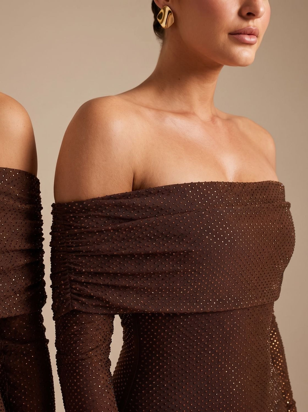 Damen im bronzefarbenen Pailletten-Maxikleid für festliche Anlässe