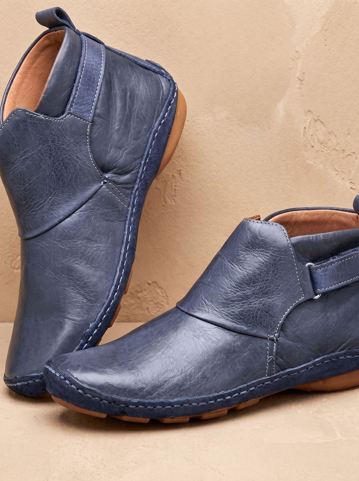 Detailansicht des elastischen Slip-on-Einstiegs der Damen-Stiefeletten