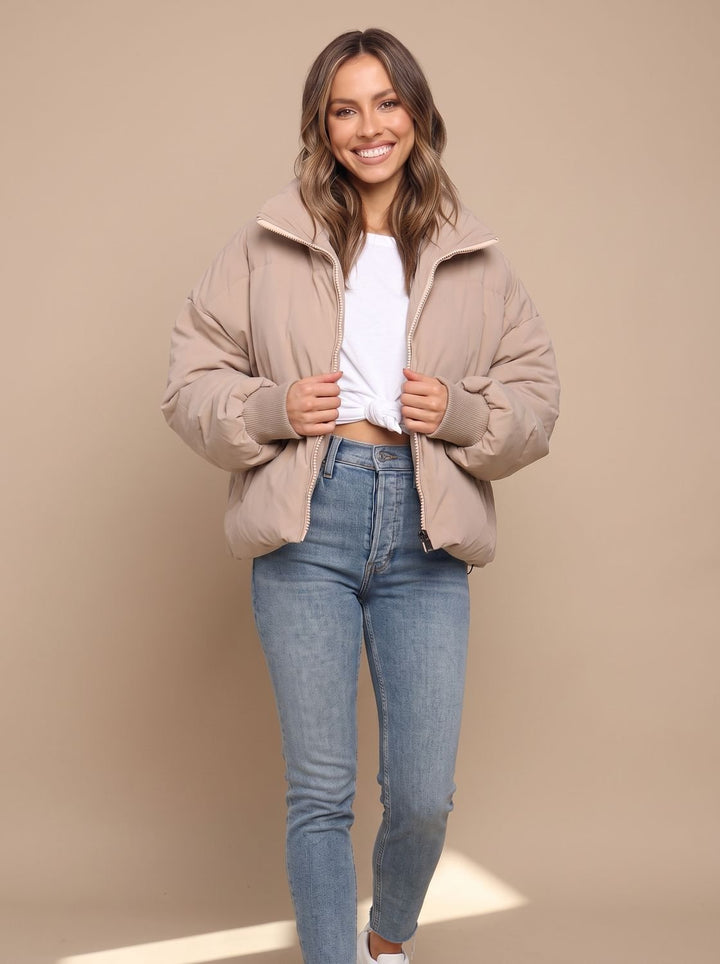 Detailansicht der gesteppten Struktur der Oversize-Jacke